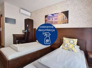 Хостелы Hostel Orla Люблин Двухместный номер с 2 отдельными кроватями и собственной ванной комнатой-5