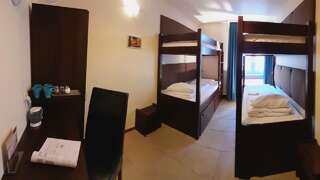 Хостелы Hostel Orla Люблин Четырехместный номер с собственной ванной комнатой-4