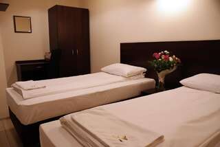 Хостелы Hostel Orla Люблин Двухместный номер с 2 отдельными кроватями и собственной ванной комнатой-7