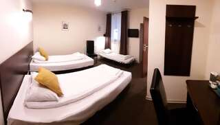 Хостелы Hostel Orla Люблин Двухместный номер с 2 отдельными кроватями и собственной ванной комнатой-8