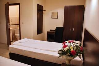 Хостелы Hostel Orla Люблин Двухместный номер с 2 отдельными кроватями и собственной ванной комнатой-3
