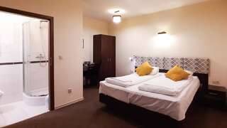 Хостелы Hostel Orla Люблин Двухместный номер с 1 кроватью и собственной ванной комнатой-1