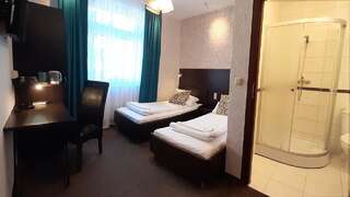 Хостелы Hostel Orla Люблин Двухместный номер с 2 отдельными кроватями и собственной ванной комнатой-4