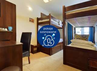 Хостелы Hostel Orla Люблин Четырехместный номер с собственной ванной комнатой-1